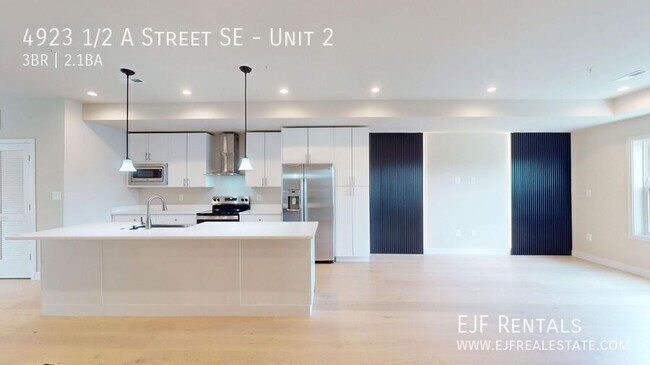 Foto del edificio - 4923 1/2 A Street SE-Unit 2