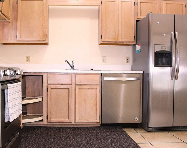Building Photo - 3036 Dellcrest Pl