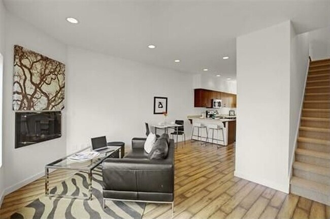 Foto del edificio - Modern 3 bedroom 3.5 bathroom townhouse located in Cedar Park