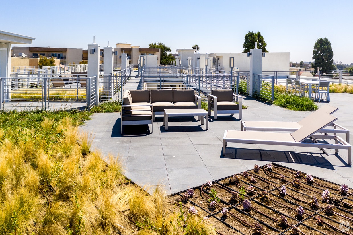 Primary Photo - 625 S Barrington Ave