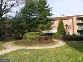 Building Photo - 1640 Oakwood Dr