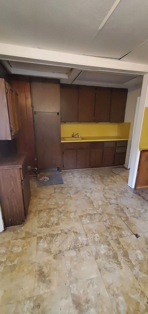 Building Photo - $1,000/month - 2 Bed 1 Bath *1/2 Month Ren...