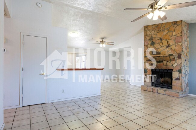Foto del edificio - Charming Home with Private Backyard