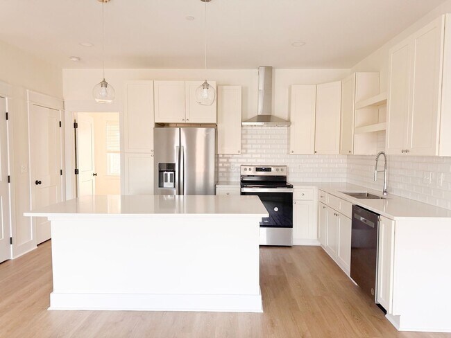 Building Photo - 3-Bedroom Home with Resort-Style Amenities at Highbury