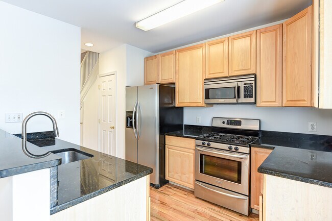 Building Photo - 601 Kenyon St NW