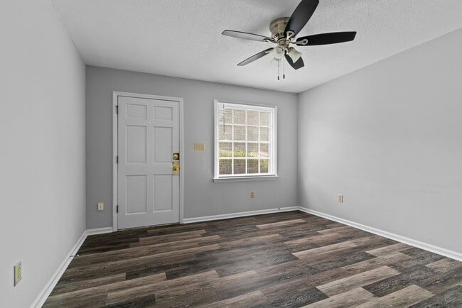 Building Photo - 8 N Sussex Dr