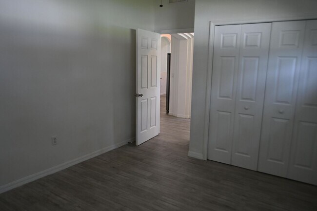Foto del edificio - Large 4 bedroom home awaits your arrival!
