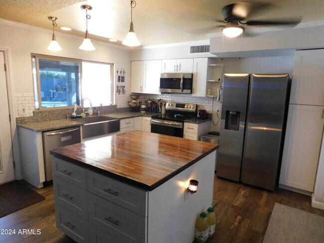 Foto del edificio - 3561 W Galveston St
