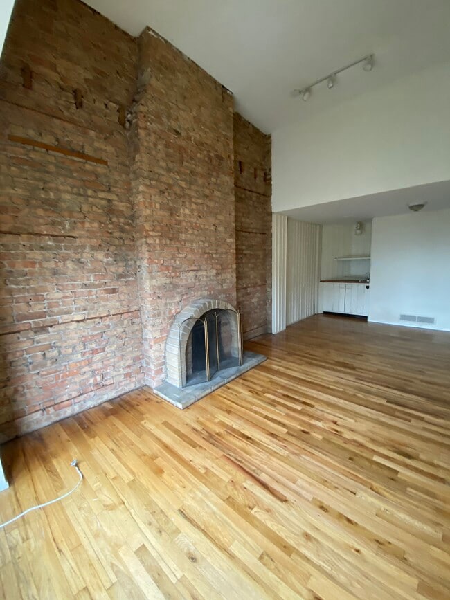 Building Photo - 606 W Surf St