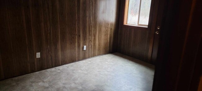 Building Photo - 1 Bedroom Apartment