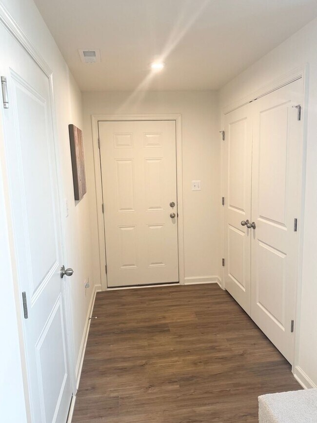 Building Photo - 229 Clifton Mnr