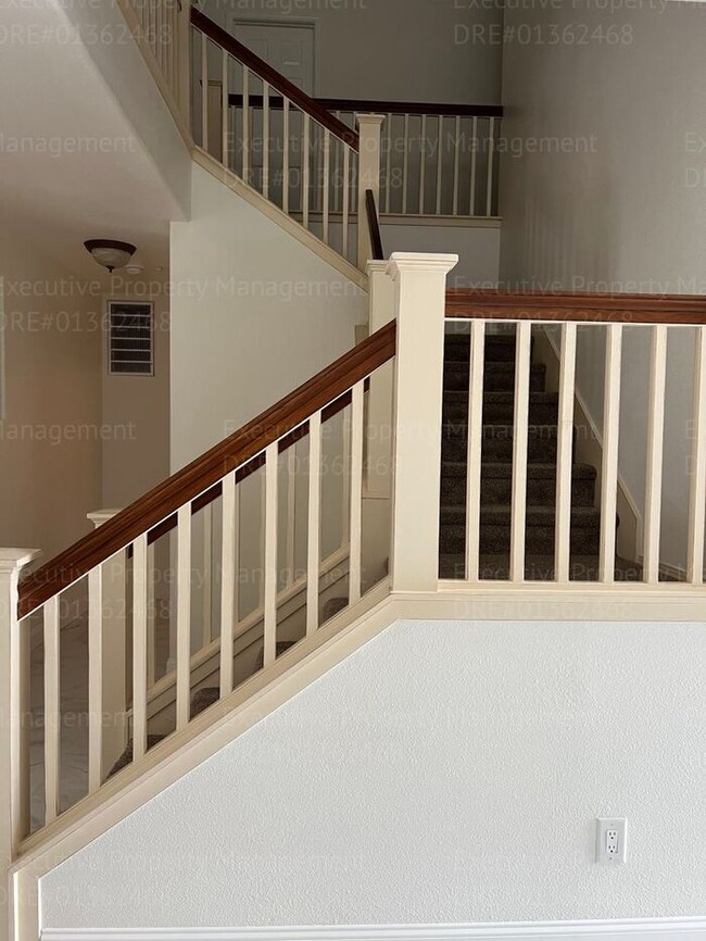 Building Photo - Stunning 4-bedroom, 3 bathroom home located in the westside of Bakersfield this spacious house of...