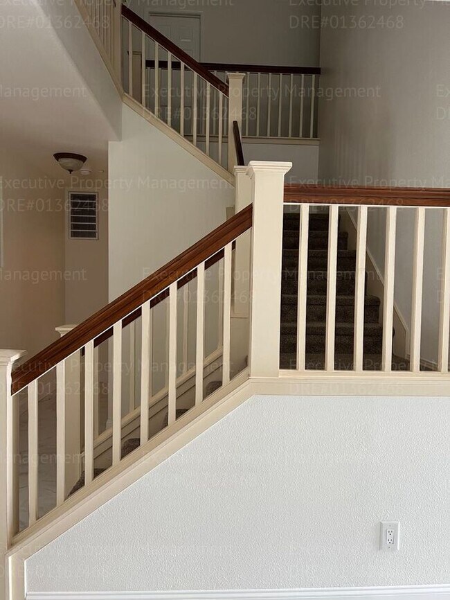 Foto del edificio - Stunning 4-bedroom, 3 bathroom home located in the westside of Bakersfield this spacious house of...