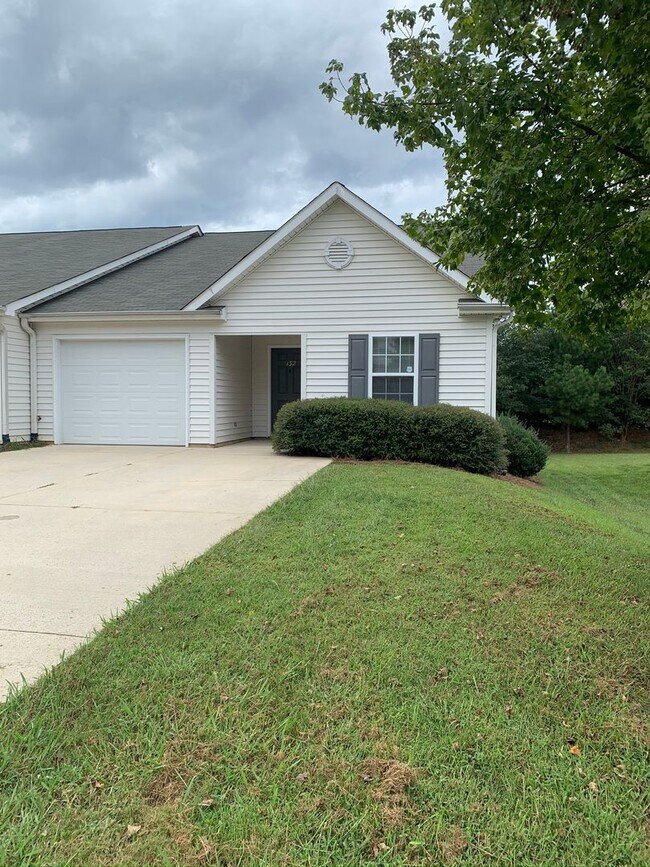 Foto del edificio - 132 Springwood Ln