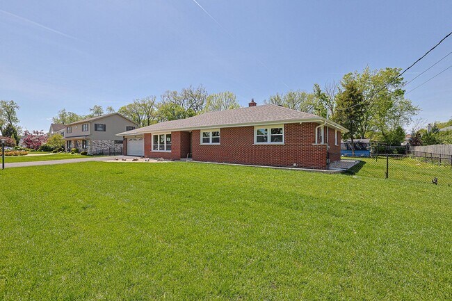Foto del edificio - 2232 Sprucewood Ave
