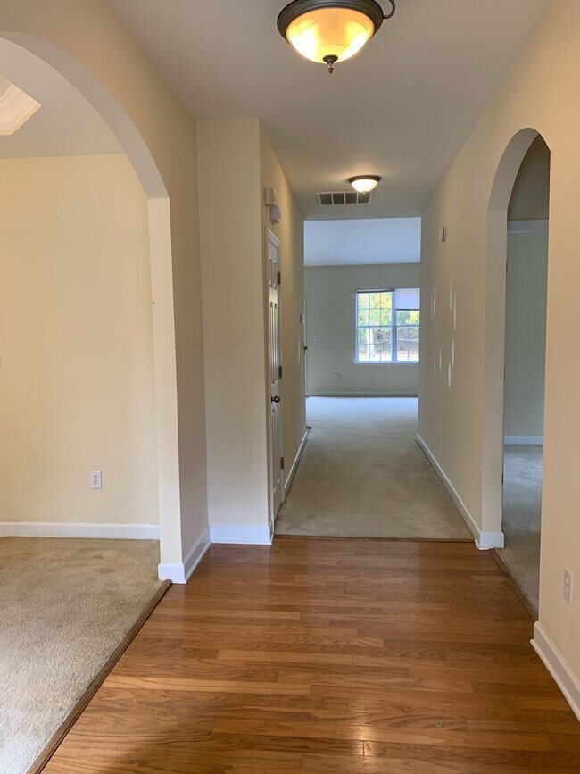 Building Photo - 8438 Meadowcreek Village Dr