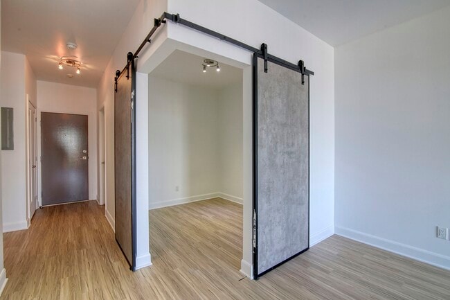 Photo du bâtiment - 6600 Av. de Darlington