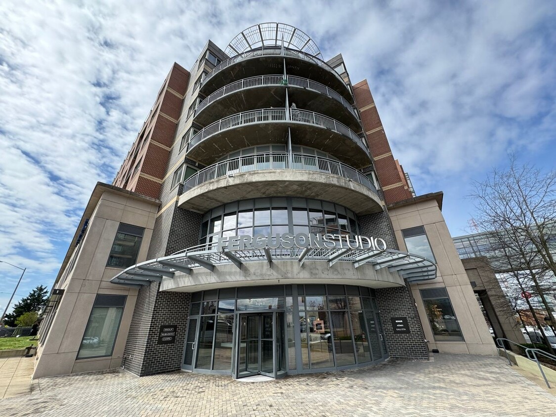 Primary Photo - Luxurious 1 Bed 1 Bath Condo With Private ...