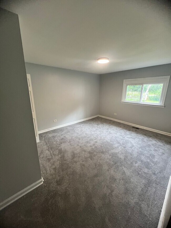Building Photo - 3 bedroom 1 bathroom home for rent in Sauk...