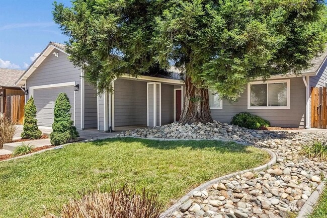 Building Photo - Adorable 3 Bedroom Home!