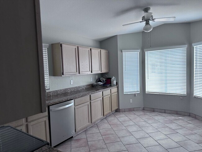 Building Photo - LOCATION!! 3 bed 2 bath single level home ...