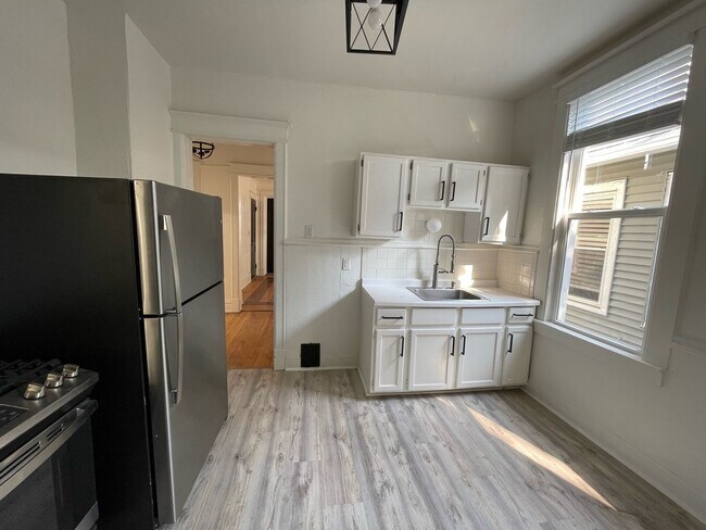 Foto del edificio - Newly Remodeled 6 Bedroom Eastside Upper Unit