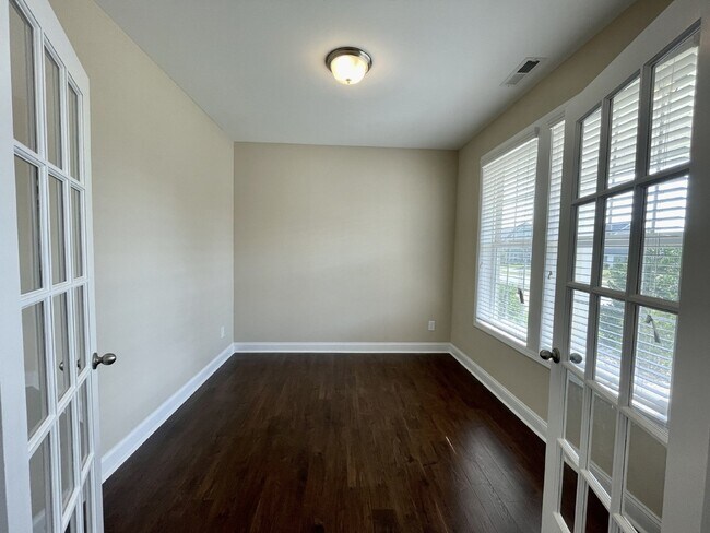 Foto del edificio - 4 Bed, 2 And A Half Bath Nest In Bedford