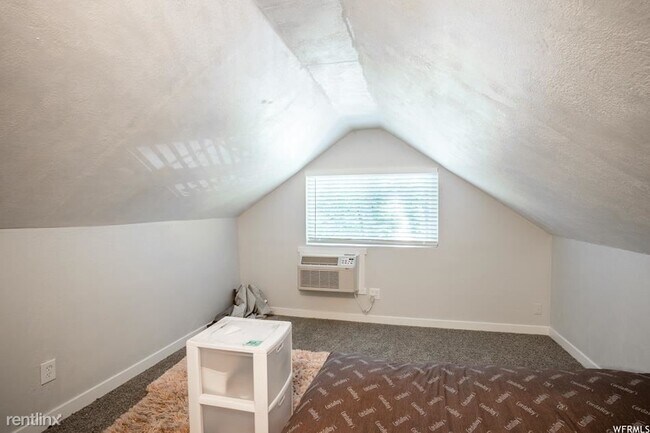 Foto del edificio - Room for Rent, 1 bath Duplex - 570 East 50...