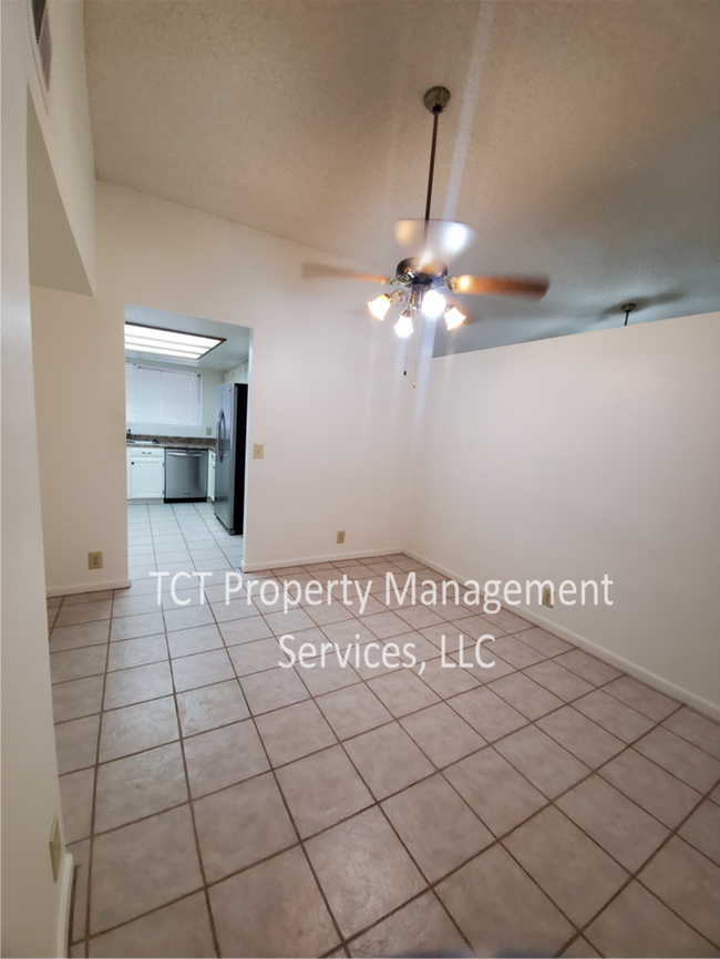 Foto del edificio - Spacious home with a pool! Great Location!