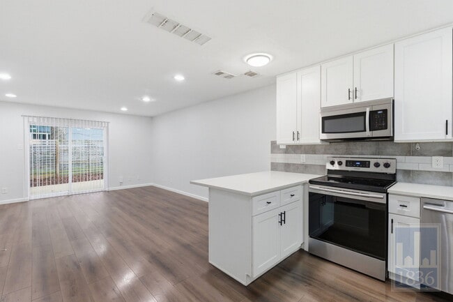 Building Photo - 3820 Southway Dr