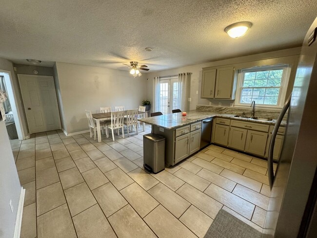 Building Photo - 1201 Crystal Dr