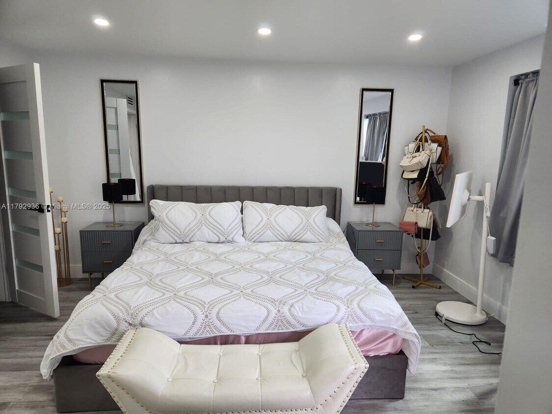 Foto principal - 17000 NW 67th Ave