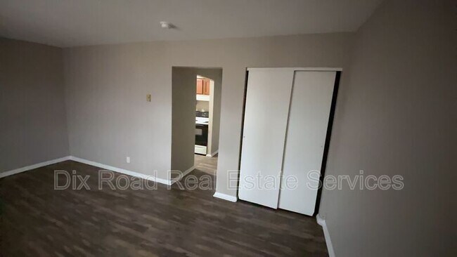 Building Photo - 410 Mars Dr