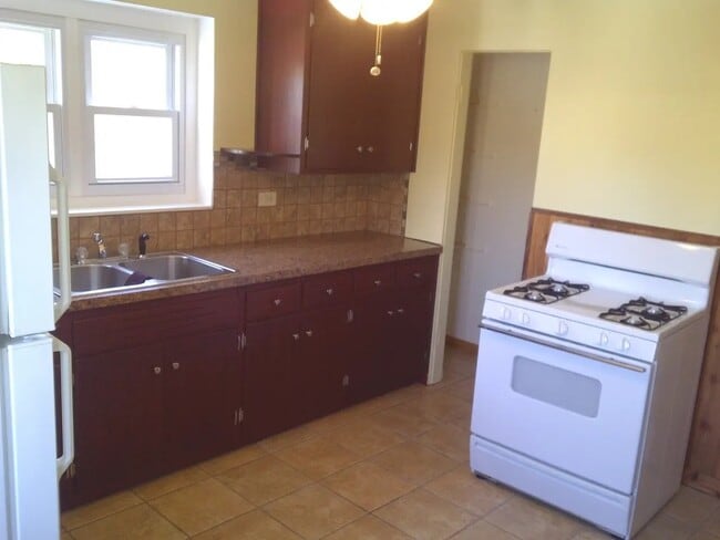 kitchen - 1845 Grove Ave