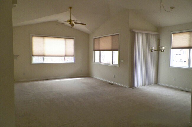 Foto del edificio - Spacious Ranch Patio Home in Desirable Southridge – Finished Basement & Garage