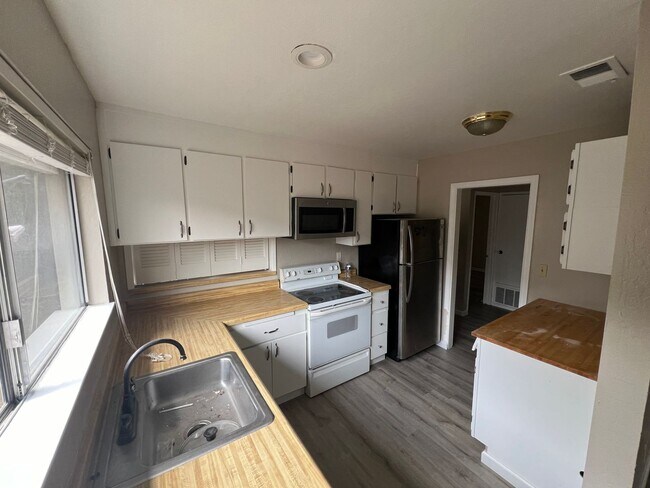 Foto del edificio - Completely remodeled 2-bedroom, 2-bathroom...
