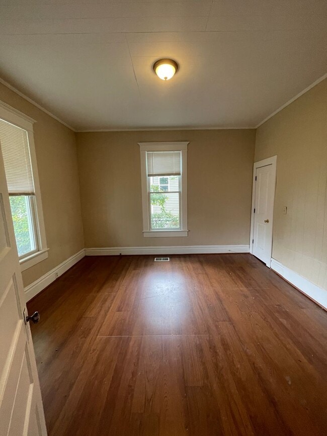 Building Photo - Large floor plan 3/2