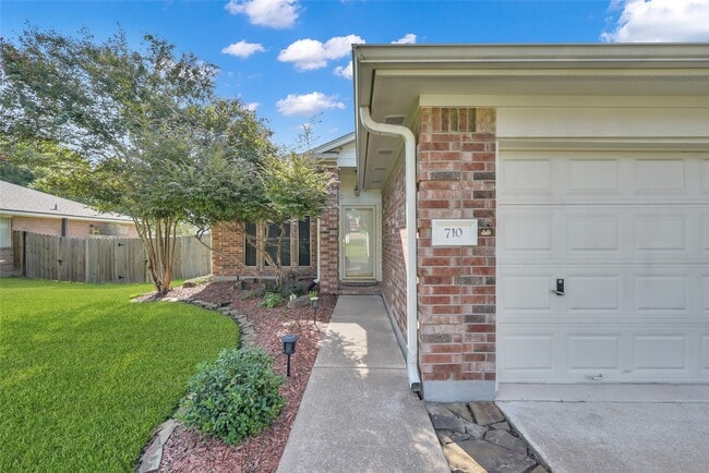 Building Photo - 710 Moonwalk St