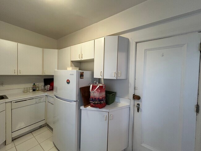 Foto del edificio - 5056 N Marine Dr