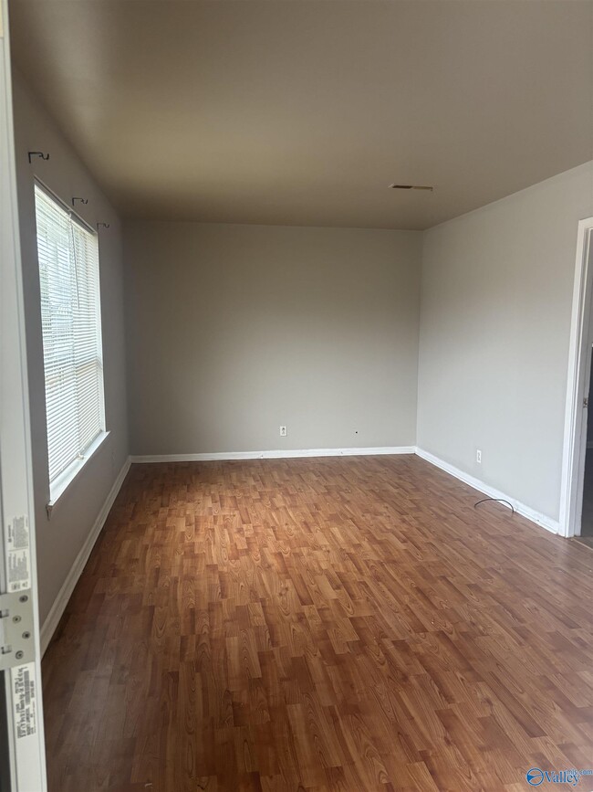 Building Photo - 907 Stevens Ct NE