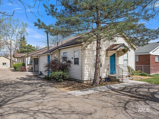 Building Photo - 1915 Blaine St