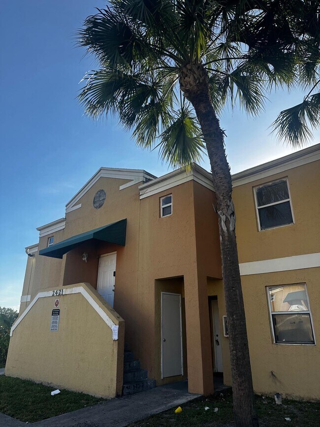 Foto del edificio - 2421 NW 56th Ave