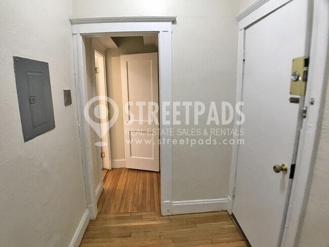 Building Photo - bedroom in Boston MA 02215