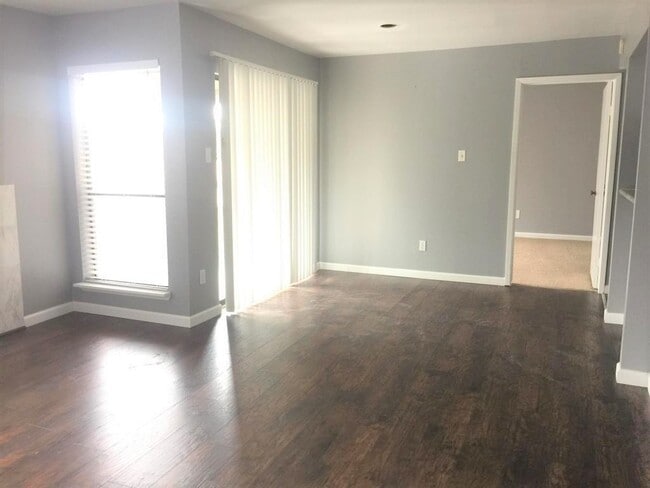 Building Photo - 2025 Augusta Dr