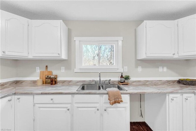 Foto del edificio - 4238 Laurel Rd