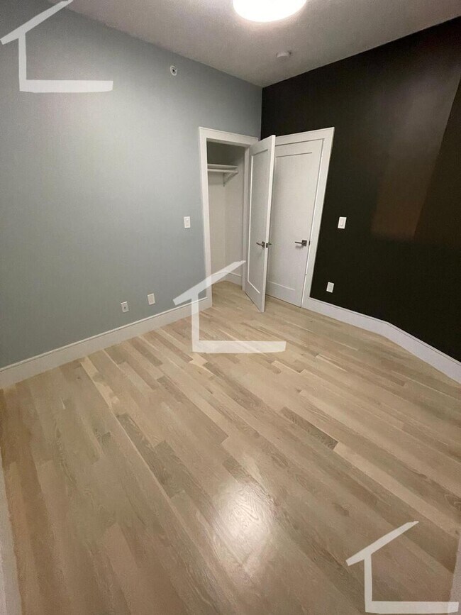 Foto del edificio - Nicely renovated, pet friendly, 3 bed 2 bath unit in Washington Square and the Green Line