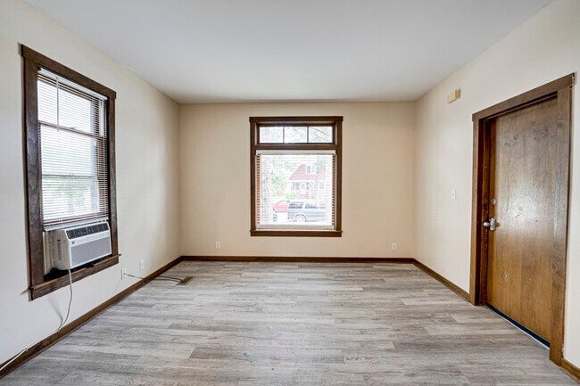 Foto del edificio - 451 Marion Ave