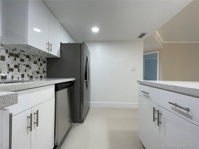 Building Photo - 8290 Lake Dr