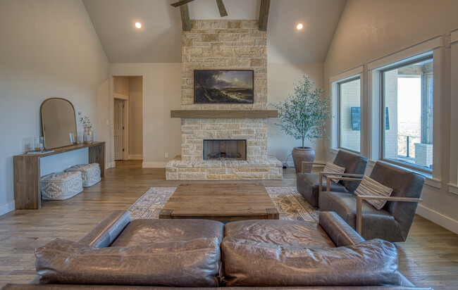 Building Photo - 440 Valley Vista