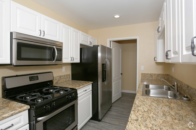 Cocina - 55+ Country Village Senior Apartments